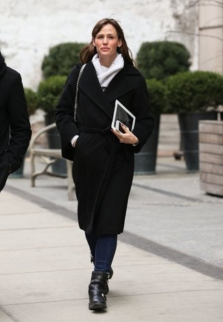 Quale stivaletti indossare con un cappotto nero quando fa gelo: Per un outfit quotidiano pieno di carattere e personalità, punta su un cappotto nero e jeans blu scuro. Perfeziona questo look con un paio di stivaletti.