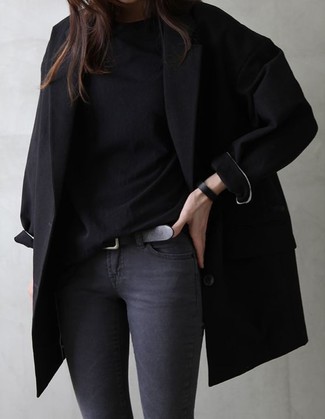 Come indossare e abbinare un maglione girocollo nero per una donna di 30 anni: Combina un maglione girocollo nero con jeans aderenti grigio scuro per un look trendy e alla mano.