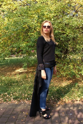Come indossare e abbinare un maglione girocollo con jeans in modo smart-casual: Mostra il tuo stile in un maglione girocollo con jeans per un'atmosfera casual-cool. Sandali con tacco in pelle neri sono una eccellente scelta per completare il look.