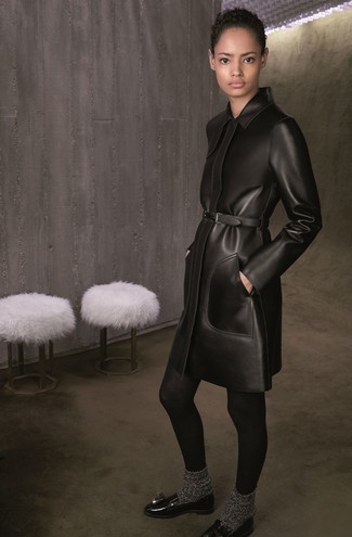 Come indossare e abbinare mocassini eleganti quando fa caldo: Potresti indossare un cappotto in pelle nero per essere sofisticata e di classe. Mocassini eleganti sono una buona scelta per completare il look.