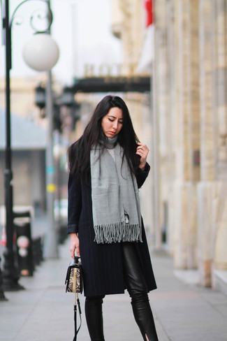 Come indossare e abbinare una sciarpa grigio scuro: Coniuga un cappotto a righe verticali nero con una sciarpa grigio scuro per una sensazione di semplicità e spensieratezza.