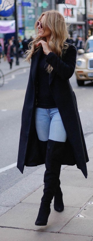 Come indossare e abbinare un cappotto nero quando fa freddo: Abbina un cappotto nero con jeans aderenti azzurri per un look trendy e alla mano. Perfeziona questo look con un paio di stivali sopra il ginocchio in pelle scamosciata neri.