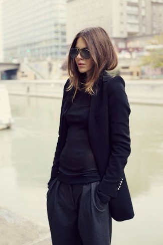 Come indossare e abbinare un cappotto nero: Abbina un cappotto nero con pantaloni stretti in fondo grigio scuro per un look elegante ma non troppo appariscente.