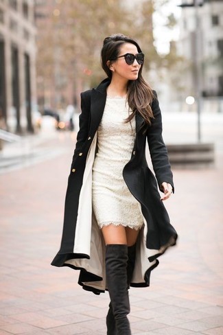 Quale cappotto indossare con un vestito a tubino beige: Indossa un cappotto e un vestito a tubino beige se cerchi uno stile ordinato e alla moda. Stivali sopra il ginocchio in pelle scamosciata neri sono una splendida scelta per completare il look.