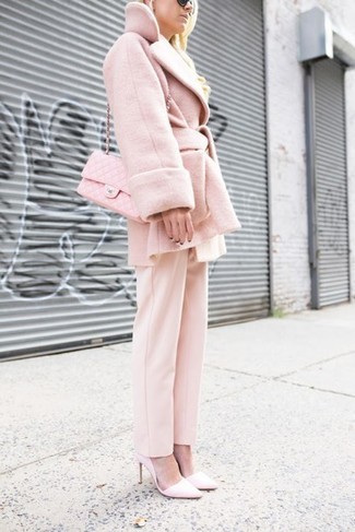 Come indossare e abbinare pantaloni fucsia quando fa caldo in modo formale: Sfrutta al meglio la raffinatezza e l'eleganza con un cappotto rosa e pantaloni fucsia. Perfeziona questo look con un paio di décolleté in pelle rosa.