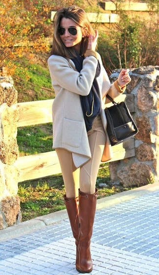 Come indossare e abbinare stivali marroni per una donna di 30 anni: Indossa un cappotto beige e pantaloni skinny marrone chiaro per un look ordinato e appropriato. Per un look più rilassato, mettiti un paio di stivali marroni.