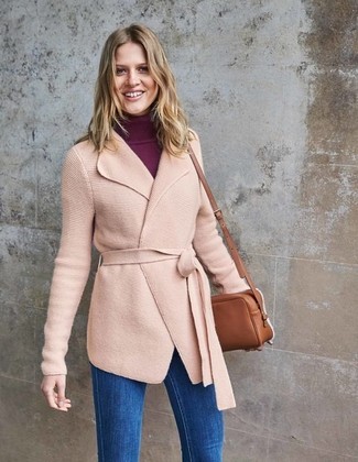 Come indossare e abbinare un cappotto con un dolcevita per una donna di 30 anni quando fa caldo in modo smart-casual: Opta per un cappotto e un dolcevita per un look da sfoggiare sul lavoro.