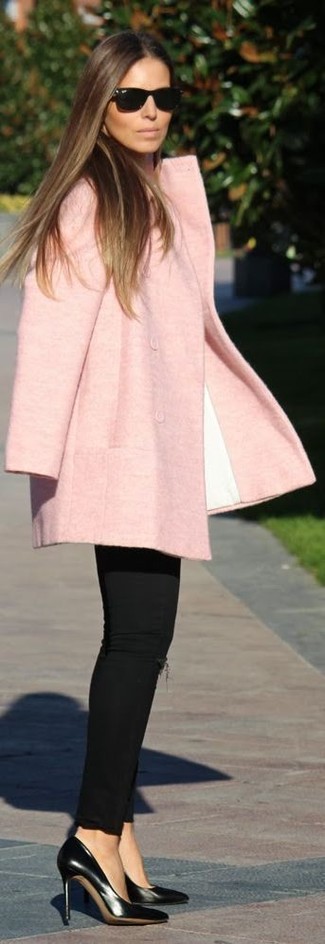 Come indossare e abbinare un cappotto rosa in modo smart-casual: Opta per un cappotto rosa e jeans aderenti strappati neri per un outfit comodo ma studiato con cura. Questo outfit si abbina perfettamente a un paio di décolleté in pelle neri.