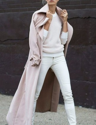 Come indossare e abbinare un cappotto rosa con jeans aderenti bianchi in modo smart-casual: Scegli un outfit composto da un cappotto rosa e jeans aderenti bianchi per un look spensierato e alla moda.