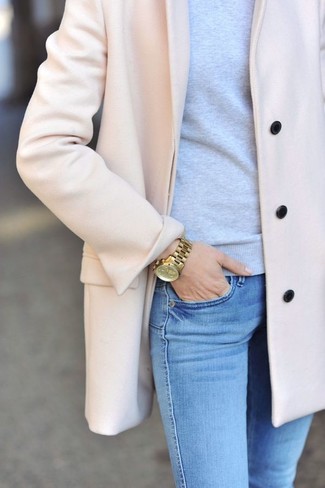 Come indossare e abbinare jeans azzurri per una donna di 30 anni quando fa freddo: Per creare un adatto a un pranzo con gli amici nel weekend indossa un cappotto rosa con jeans azzurri.