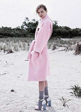 Come indossare e abbinare un cappotto rosa quando fa gelo in modo formale: Indossa un cappotto rosa per un look da sfoggiare sul lavoro. Sandali con tacco in pelle rosa sono una splendida scelta per completare il look.
