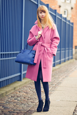 Come indossare e abbinare un cappotto rosa per una donna di 30 anni: Scegli un cappotto rosa per un look ordinato e appropriato. Completa questo look con un paio di stivaletti in pelle scamosciata neri.