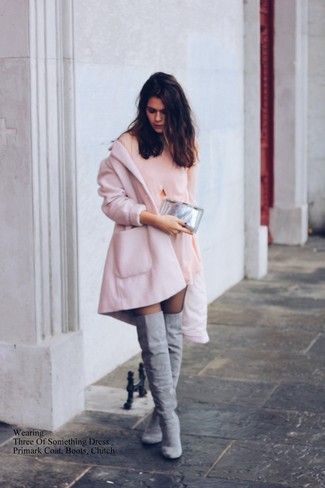 Come indossare e abbinare una borsa argento: Coniuga un cappotto rosa con una borsa argento per essere casual. Per le calzature, scegli lo stile classico con un paio di stivali sopra il ginocchio in pelle scamosciata grigi.