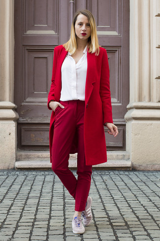 Come indossare e abbinare scarpe fucsia: Potresti combinare un cappotto rosso con pantaloni skinny rossi per creare un look smart casual. Scegli un paio di sneakers basse rosa per un tocco più rilassato.