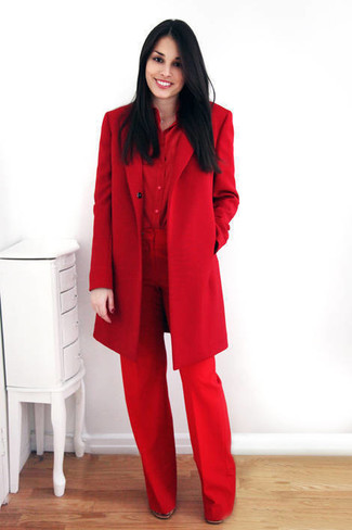Come indossare e abbinare un cappotto bordeaux quando fa freddo: Indossa un cappotto bordeaux con pantaloni larghi rossi per un look elegante ma non troppo appariscente.