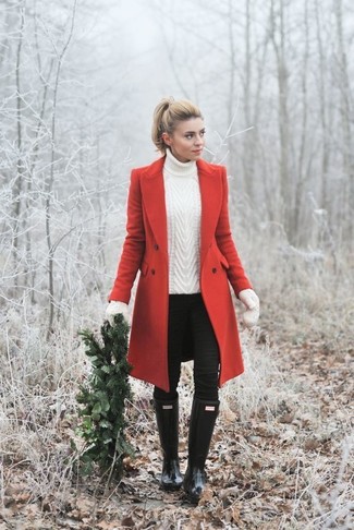 Come indossare e abbinare un cappotto rosso con stivali di gomma neri per una donna di 20 anni: Scegli un cappotto rosso e jeans aderenti neri e sarai un vero sballo. Stivali di gomma neri renderanno il tuo look davvero alla moda.
