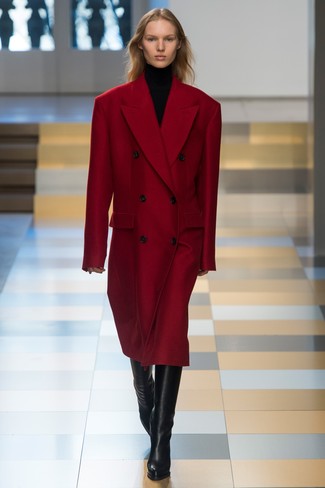 Come indossare e abbinare un dolcevita nero in modo formale: Indossa un dolcevita nero e un cappotto rosso per creare un look smart casual. Stivali al ginocchio in pelle neri sono una buona scelta per completare il look.