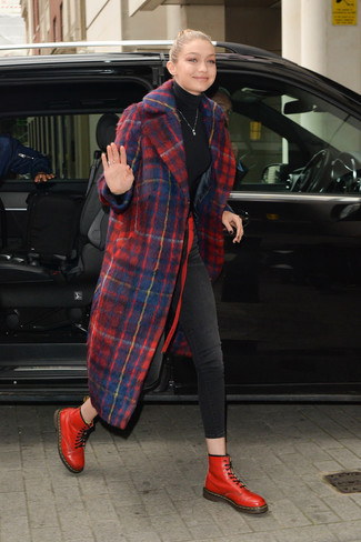 Look di Gigi Hadid: Cappotto scozzese rosso e blu scuro, Dolcevita nero, Jeans aderenti neri, Stivali piatti stringati in pelle rossi