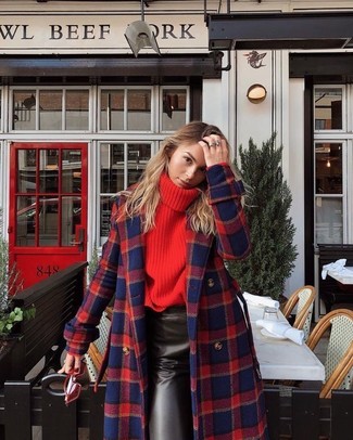 Come indossare e abbinare un maglione rosso per una donna di 20 anni quando fa caldo in modo formale: Abbina un maglione rosso con una gonna a tubino in pelle nera per creare un look smart casual.