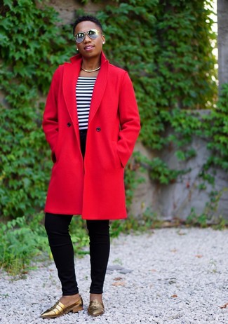 Come indossare e abbinare un cappotto rosso quando fa caldo in modo smart-casual: Scegli un cappotto rosso e jeans aderenti neri per un look raffinato. Un paio di mocassini eleganti in pelle dorati si abbina alla perfezione a una grande varietà di outfit.