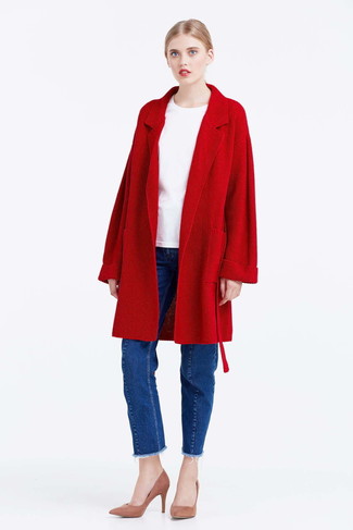 Trend da donna 2024 in modo smart-casual: Coniuga un cappotto lavorato a maglia rosso con jeans blu e sarai un vero sballo. Décolleté in pelle scamosciata rosa sono una valida scelta per completare il look.