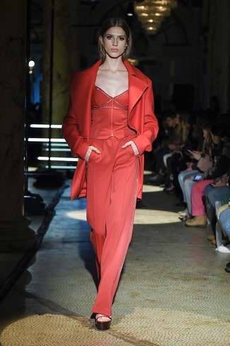 Come indossare e abbinare un cappotto rosso per una donna di 30 anni: Abbinare un cappotto rosso e una tuta rossa è una comoda opzione per fare commissioni in città. Sandali con tacco di raso rossi sono una eccellente scelta per completare il look.