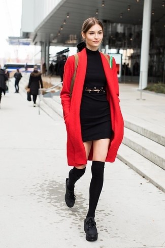 Come indossare e abbinare un vestito aderente nero in modo smart-casual: Coniuga un vestito aderente nero con un cappotto rosso per un look raffinato per il tempo libero. Perfeziona questo look con un paio di stivaletti con lacci in pelle pesanti neri.