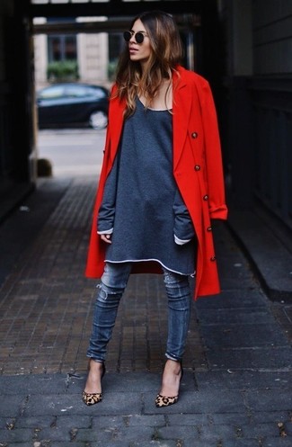 Quale jeans indossare con un cappotto rosso per una donna di 30 anni: Vestiti con un cappotto rosso e jeans per un look raffinato. Décolleté in pelle scamosciata leopardati marrone chiaro sono una gradevolissima scelta per completare il look.