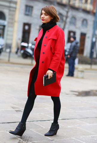Come indossare e abbinare un collant in modo smart-casual: Prova ad abbinare un cappotto rosso con un collant per un outfit inaspettato. Scegli uno stile classico per le calzature e scegli un paio di stivaletti con zeppa in pelle neri.