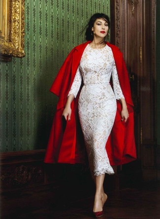 Moda donna anni 40: Indossa un cappotto rosso e un vestito longuette di pizzo bianco per un look davvero alla moda. Décolleté in pelle bordeaux sono una gradevolissima scelta per completare il look.