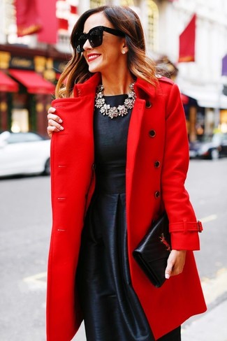 Look alla moda per donna: Cappotto rosso, Vestito svasato di raso nero, Pochette in pelle nera, Collana trasparente