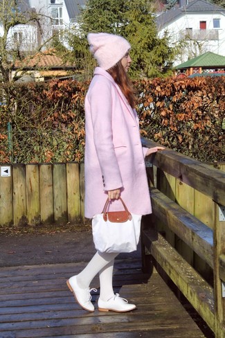 Come indossare e abbinare un cappotto rosa in primavera 2025 in modo formale: Mostra il tuo stile in un cappotto rosa se preferisci uno stile ordinato e alla moda. Rifinisci questo look con un paio di scarpe oxford in pelle bianche. Una stupenda scelta per essere cool e assolutamente alla moda anche in questi mesi primaverili.
