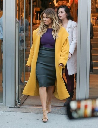 Look di Kim Kardashian: Cappotto senape, T-shirt manica lunga viola, Gonna a tubino nera, Sandali con tacco in pelle marrone chiaro
