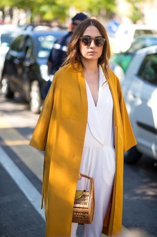 Come indossare e abbinare un cappotto lime in modo smart-casual: Mostra il tuo stile in un cappotto lime con una tuta bianca per un outfit comodo ma studiato con cura.