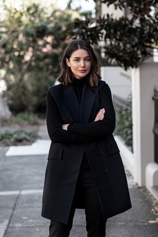 Come indossare e abbinare un cappotto senza maniche nero: Potresti abbinare un cappotto senza maniche nero con pantaloni eleganti neri per creare un look smart casual.