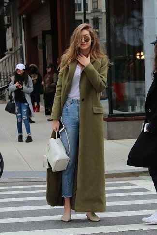 Come indossare e abbinare sabot per una donna di 20 anni quando fa freddo: Indossa un cappotto verde oliva con jeans azzurri per un look raffinato per il tempo libero. Sfodera il gusto per le calzature di lusso e calza un paio di sabot.