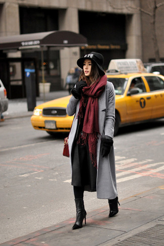 Come indossare e abbinare un cappotto grigio con stivaletti neri quando fa gelo: Indossa un cappotto grigio per un look semplice ed elegante. Stivaletti neri sono una gradevolissima scelta per completare il look.