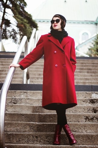 Come indossare e abbinare stivaletti bordeaux: Potresti indossare un cappotto rosso per un look elegante ma non troppo appariscente. Un paio di stivaletti bordeaux si abbina alla perfezione a una grande varietà di outfit.