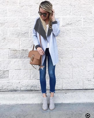 Quale jeans aderenti indossare con stivaletti argento: Potresti indossare un cappotto azzurro e jeans aderenti per un outfit che si fa notare. Stivaletti argento sono una eccellente scelta per completare il look.