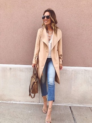 Quale jeans indossare con sandali con tacco beige per una donna di 30 anni: Abbina un cappotto marrone chiaro con jeans per un look raffinato per il tempo libero. Perfeziona questo look con un paio di sandali con tacco beige.