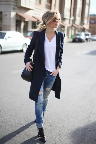 Come indossare e abbinare jeans blu in primavera 2025 in modo casual: Indossa un cappotto a righe verticali blu scuro e jeans blu per un look raffinato. Stivaletti in pelle tagliati neri sono una gradevolissima scelta per completare il look. Un look stupendo per essere più cool e alla moda anche in questi mesi primaverili.