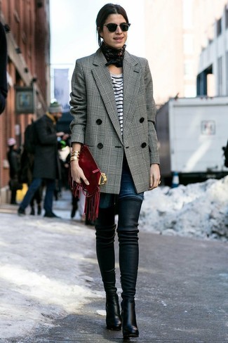 Come indossare e abbinare un cappotto grigio con jeans blu quando fa freddo in modo smart-casual: Scegli un outfit composto da un cappotto grigio e jeans blu per essere casual. Stivali sopra il ginocchio in pelle neri sono una buona scelta per completare il look.