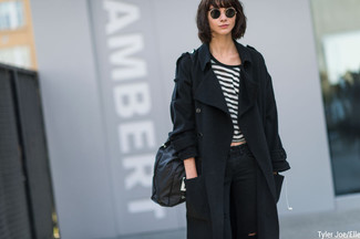 Come indossare e abbinare un zaino in pelle nero per una donna di 30 anni quando fa caldo in modo casual: Combina un cappotto nero con uno zaino in pelle nero per una sensazione di semplicità e spensieratezza.
