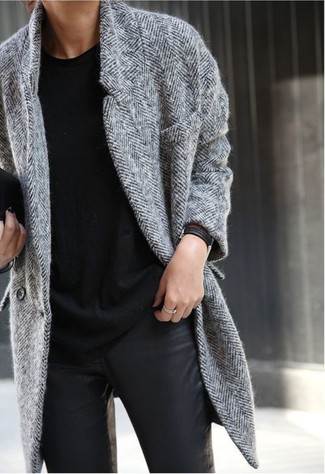 Come indossare e abbinare un cappotto grigio scuro con jeans aderenti neri: Per creare un adatto a un pranzo con gli amici nel weekend combina un cappotto grigio scuro con jeans aderenti neri.