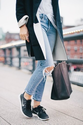 Come indossare e abbinare sneakers quando fa freddo: Scegli un outfit composto da un cappotto nero e jeans aderenti strappati azzurri per un look raffinato. Mettiti un paio di sneakers per avere un aspetto più rilassato.