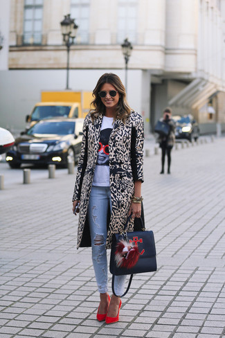 Look alla moda per donna: Cappotto leopardato beige, T-shirt girocollo stampata bianca, Jeans aderenti strappati azzurri, Décolleté in pelle scamosciata rossi