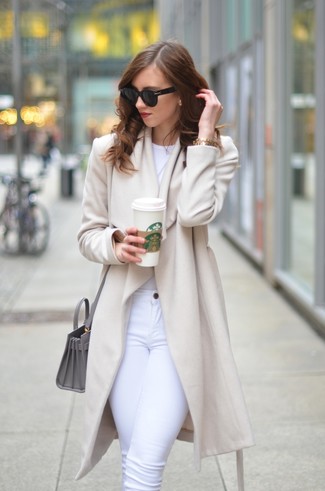 Come indossare e abbinare un cappotto marrone chiaro con jeans aderenti bianchi per una donna di 30 anni quando fa caldo: Vestiti con un cappotto marrone chiaro e jeans aderenti bianchi per un look raffinato.