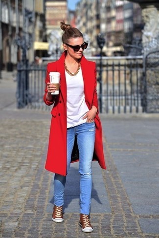 Quale jeans aderenti indossare con un cappotto rosso e blu scuro: Abbina un cappotto rosso e blu scuro con jeans aderenti per un outfit comodo ma studiato con cura. Scegli un paio di sneakers alte marroni per un tocco più rilassato.