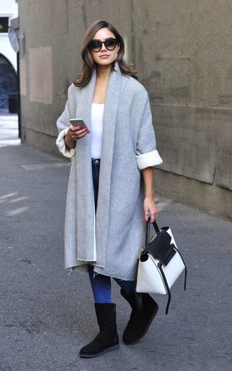 Trend da donna 2024 in modo casual: Scegli un cappotto grigio e jeans aderenti blu per un fantastico look da sfoggiare nel weekend. Scegli un paio di stivali ugg neri per avere un aspetto più rilassato.