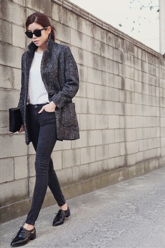 Come indossare e abbinare un cappotto con scarpe oxford quando fa caldo: Coniuga un cappotto con jeans aderenti grigio scuro per un look raffinato per il tempo libero. Scarpe oxford sono una splendida scelta per completare il look.